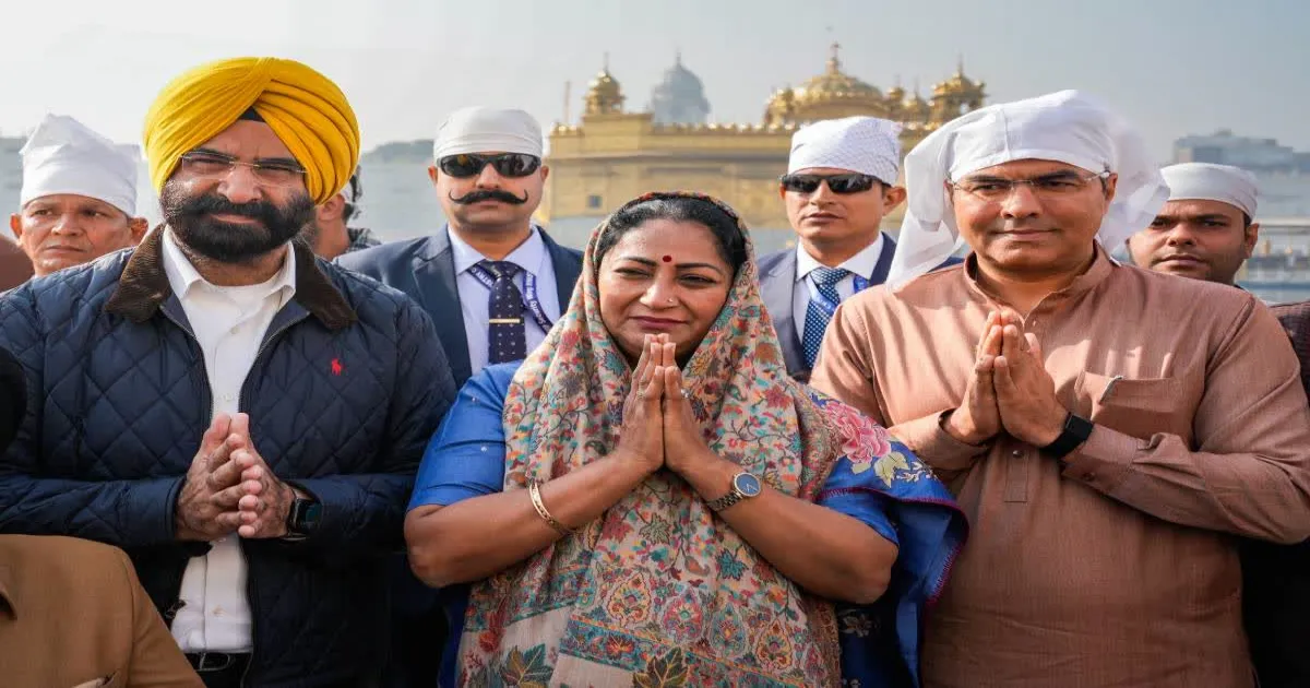 Delhi CM Rekha Gupta Visits Golden Temple on 350th Prakash Parv of Guru Tegh Bahadur