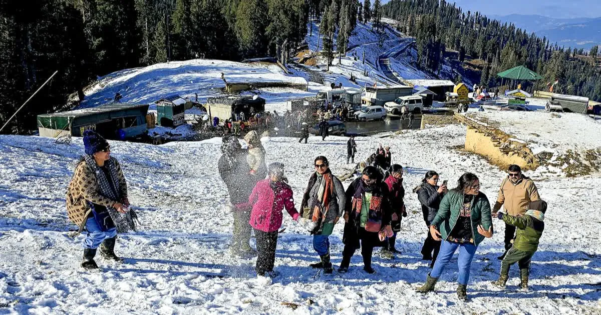 Fresh Snowfall Halts Leh Flights as Cold Wave Tightens Grip on Kashmir
