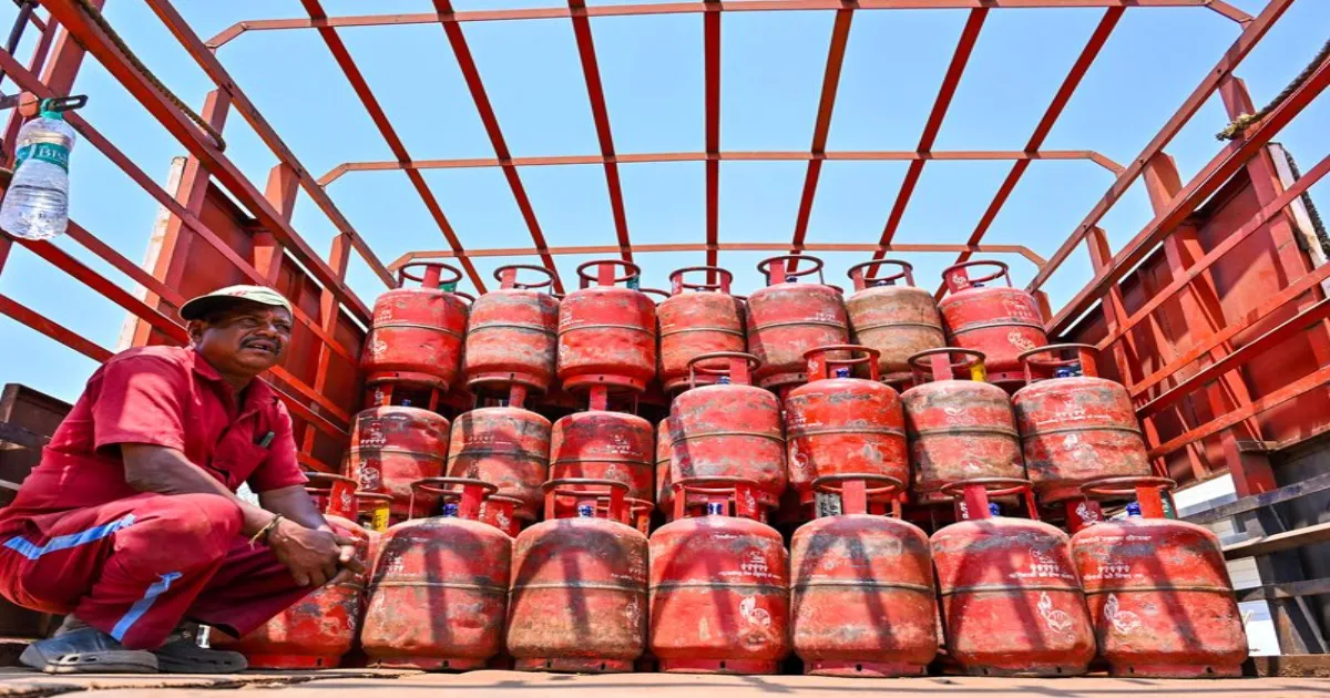 27 LPG Cylinders Stolen From Mumbai Delivery Vehicle; Police Investigating