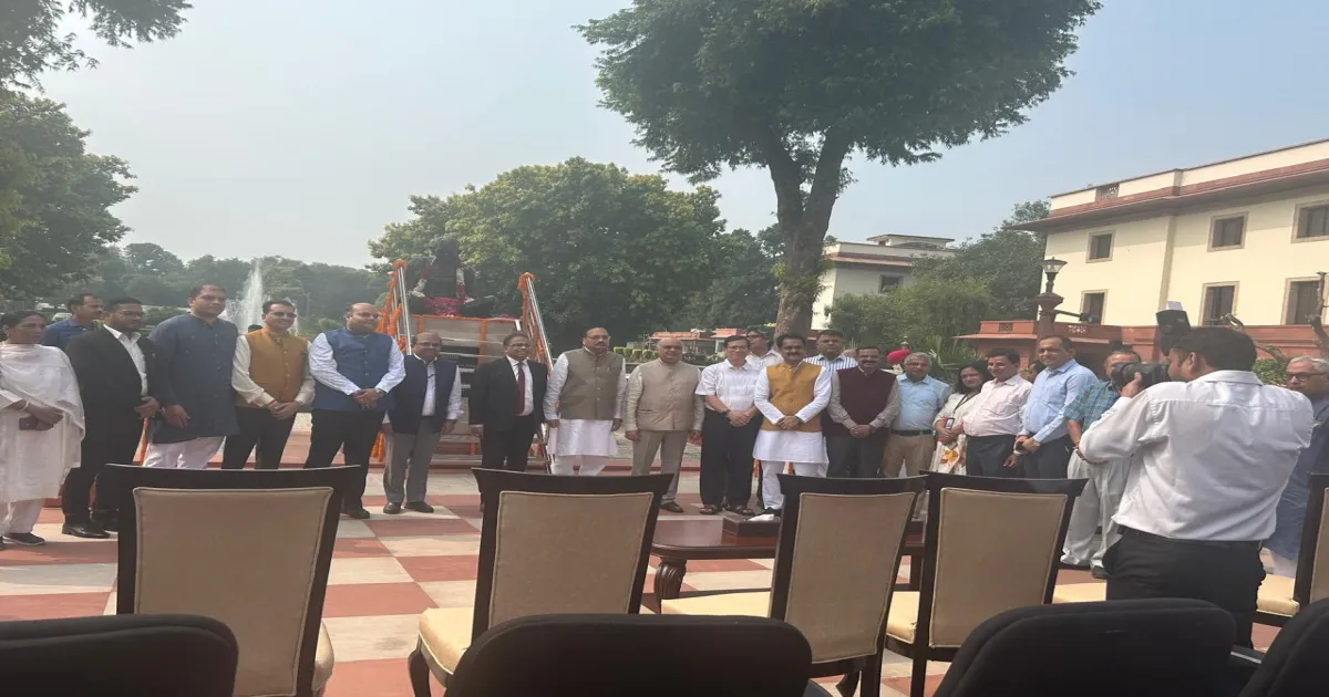 judge-pays-soulful-tribute-to-gandhi-and-shastri-on-spe