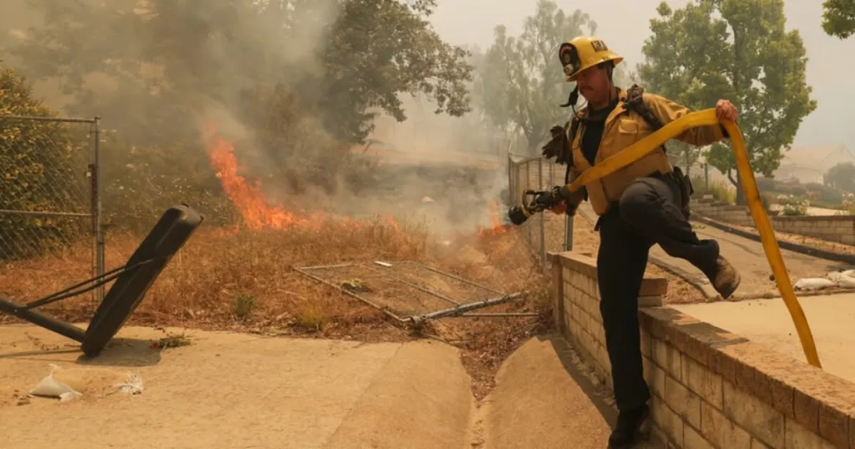 Southern California Sandy Fire Burns Near Simi Valley, Forcing Large-Scale Evacuations