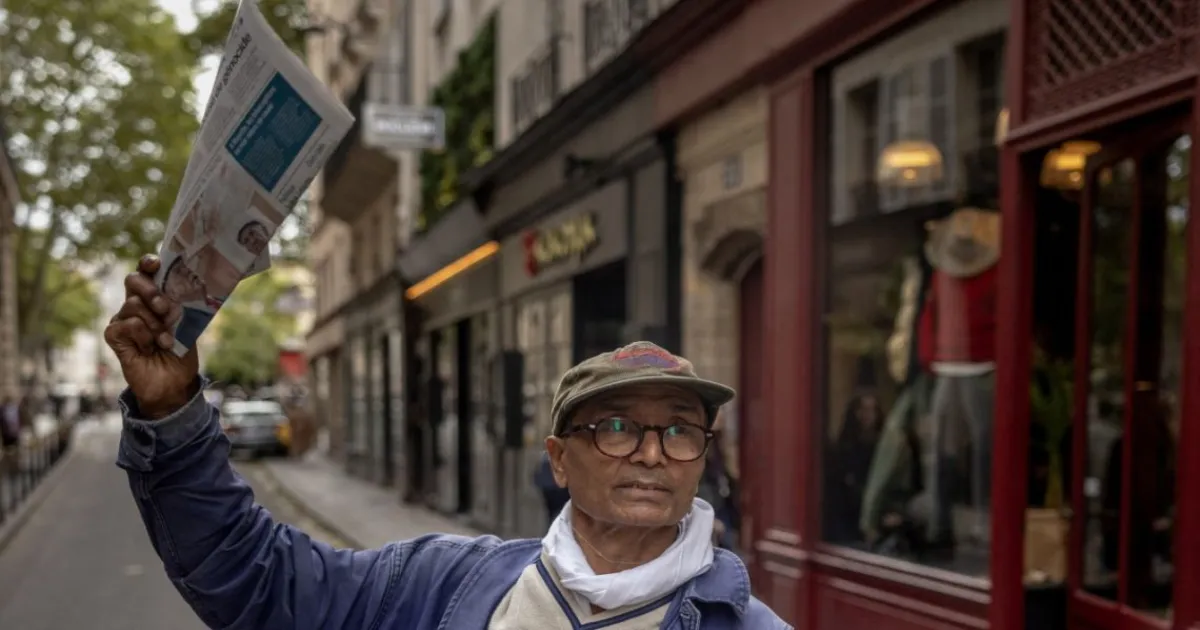 Paris Street Icon Ali Akbar to Be Knighted After 50 Years of Selling Headlines and Smiles