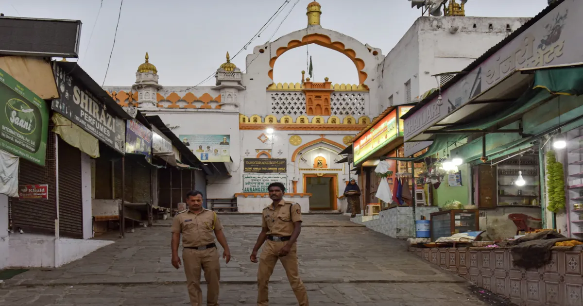 nia-team-visits-aurangzebs-tomb-amid-rising-tensions-in