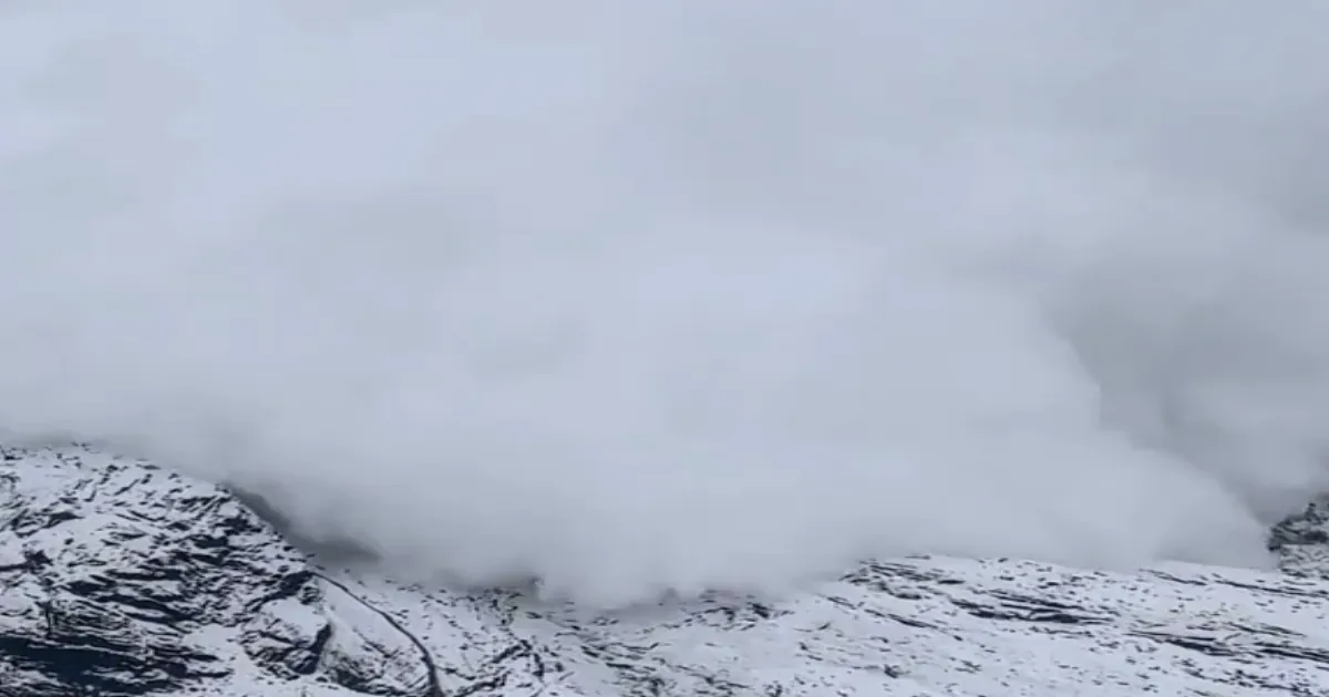 avalanche-blocks-gangotri-national-highway-isolating-vi