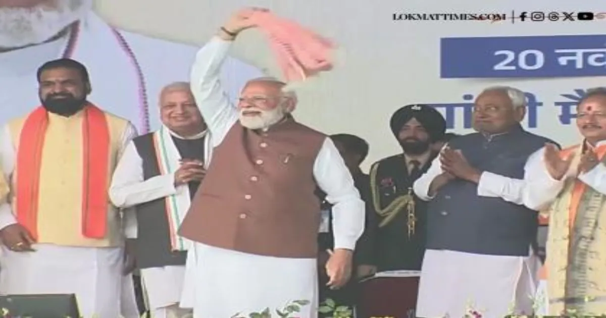 PM Modi’s Gamchha Wave Steals the Show at Nitish Kumar’s Historic Oath Ceremony