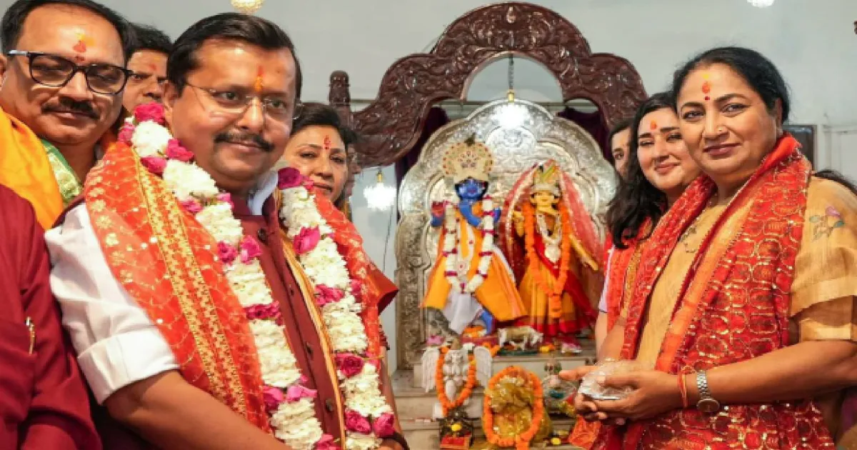 Rekha Gupta Offers Prayers At CR Park Kali Temple After BJP’s West Bengal Victory