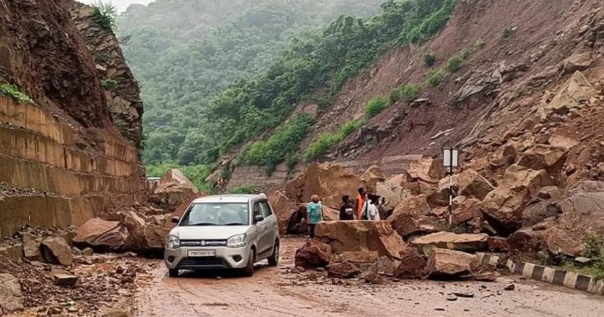 himachal-reels-under-monsoon-fury-617-roads-blocked-sch