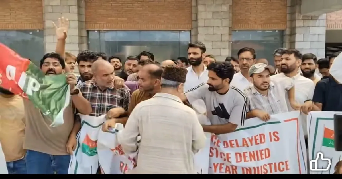 aips-srinagar-protest-demands-engineer-rashids-release
