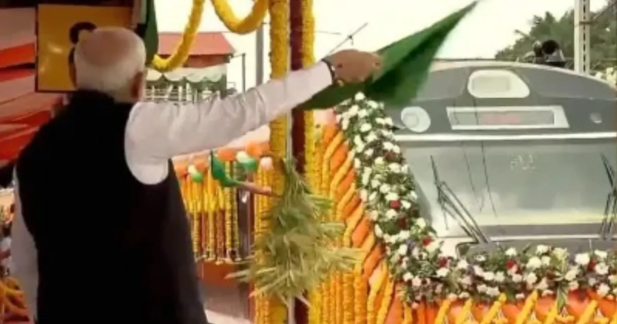 pm-modi-flags-off-three-vande-bharat-trains-in-bengalur