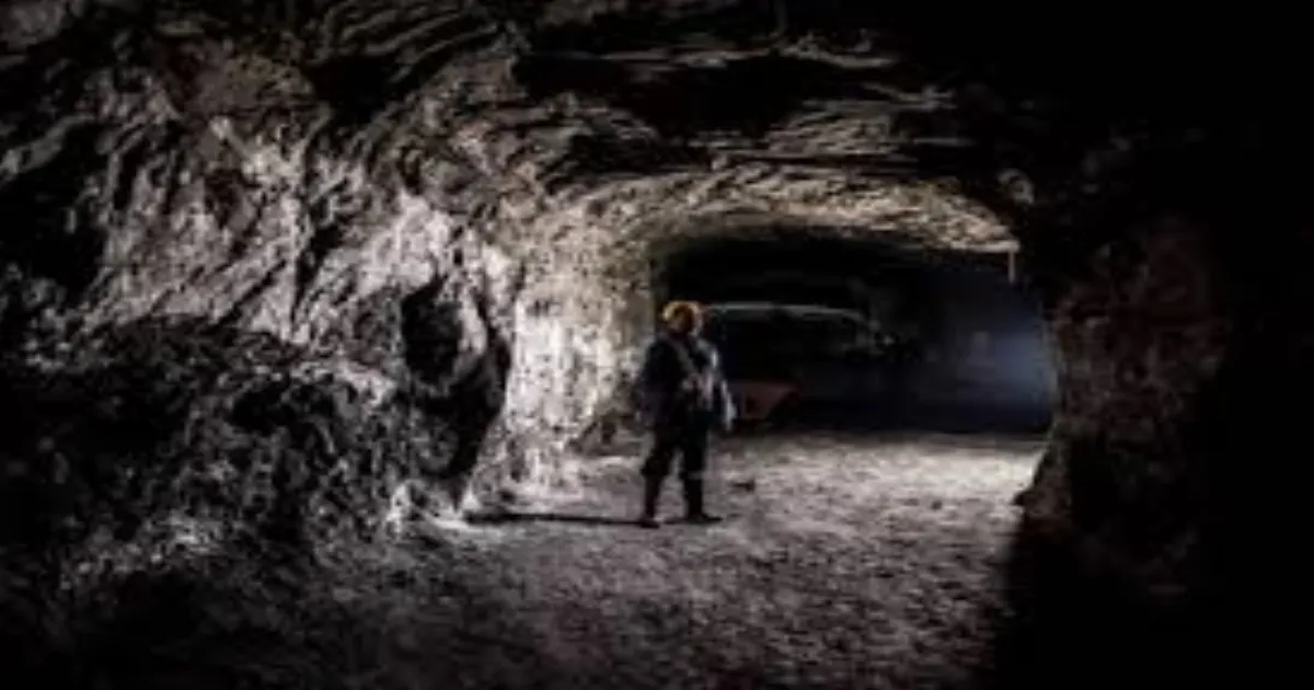 Tragedy in Jharkhand: One Dead, Several Feared Trapped in Illegal Coal Mine Collapse