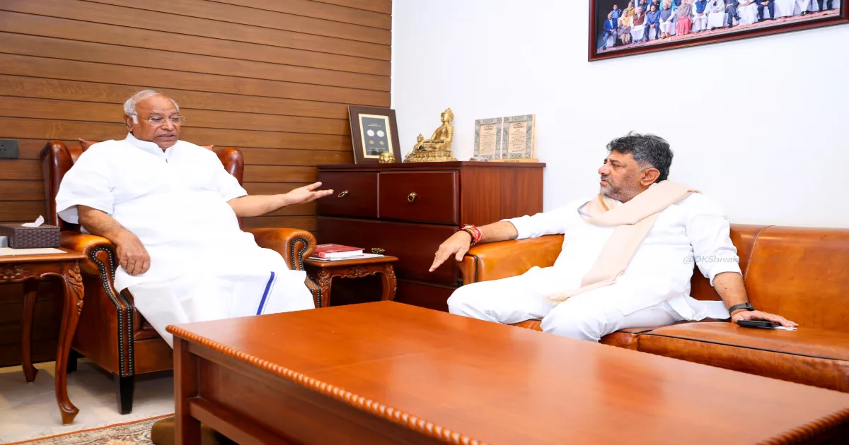 SECRET HUDDLE!! DK Shivakumar Calls on Mallikarjun Kharge At Residence