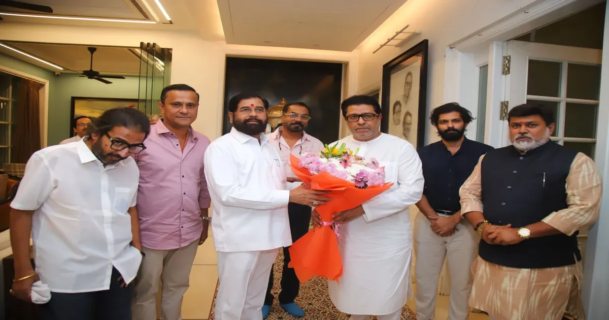 politics-over-dinner-eknath-shinde-visits-raj-thackeray