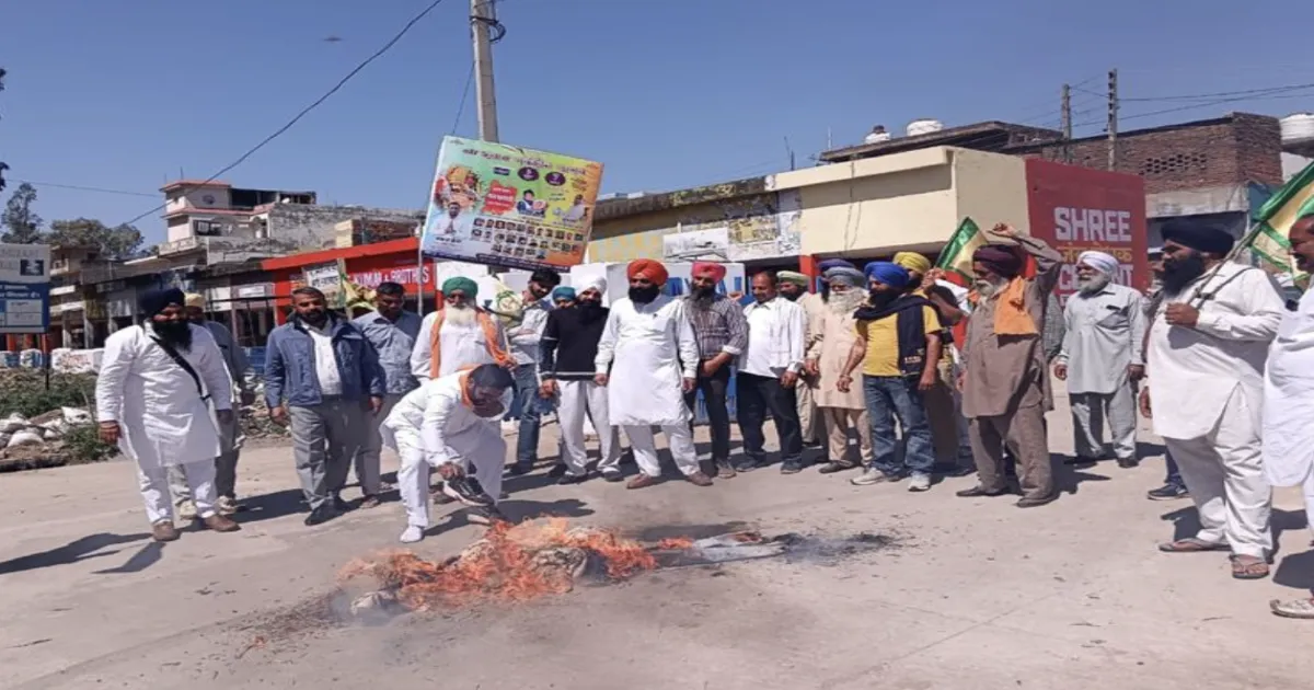 Farmers Burn Punjab CM’s Effigies in Villages Over Evictions