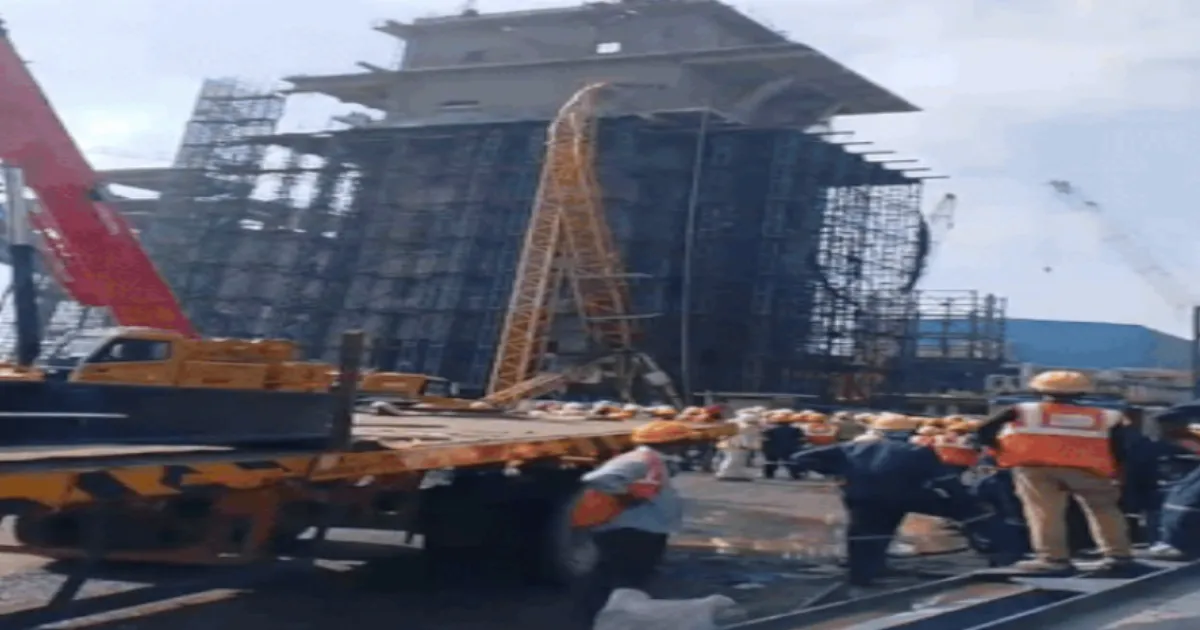 deadly-crane-collapse-at-gujarat-steel-giant-winds-blam