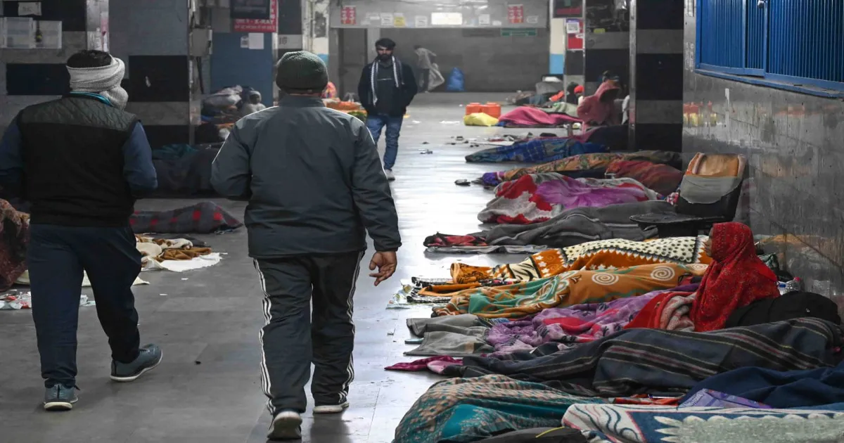 Patients Sleep on AIIMS Pavements in Freezing Cold and Pollution