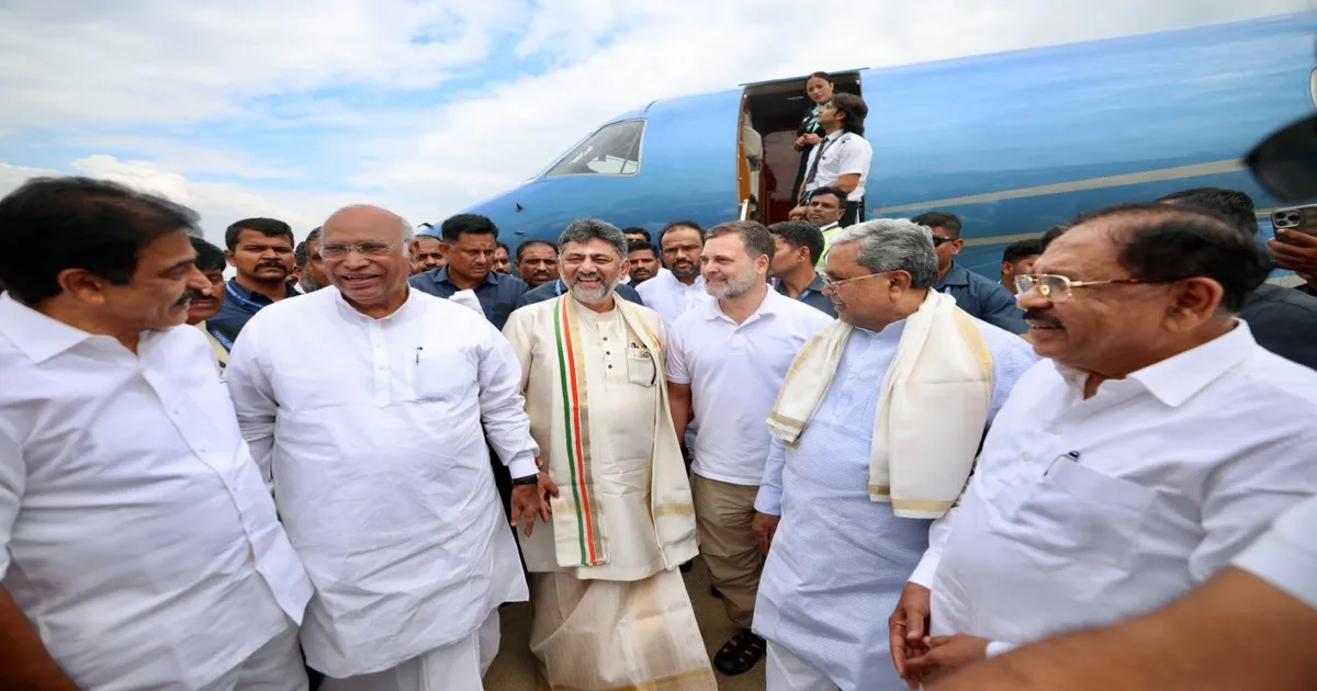 Kharge And Rahul Gandhi Arrive In Bengaluru Ahead of Shivakumar Oath Ceremony