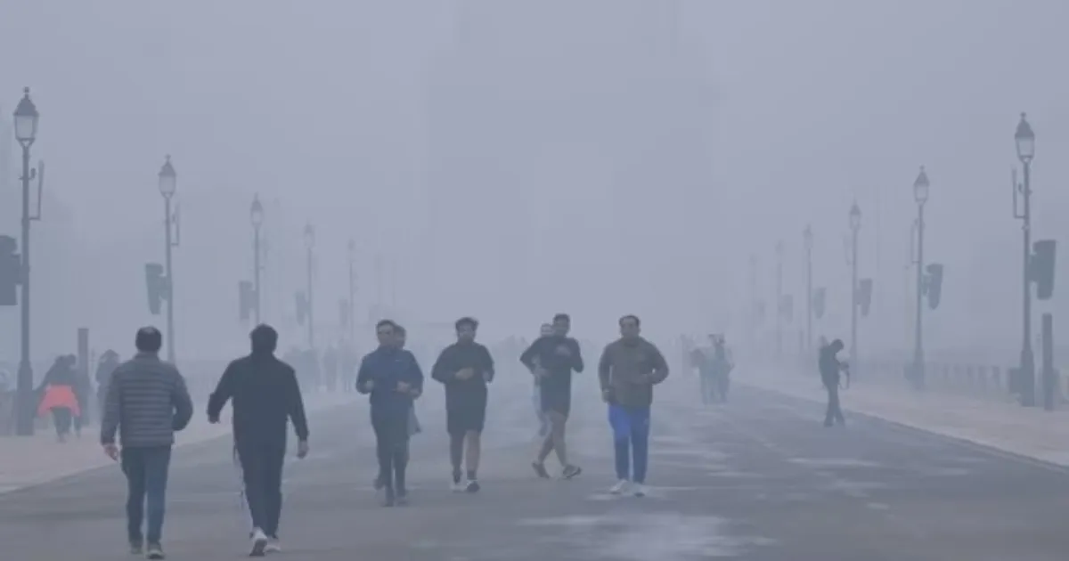 Delhi AQI Hazardous as Fog Delays Flights and Executive Resigns Over Pollution