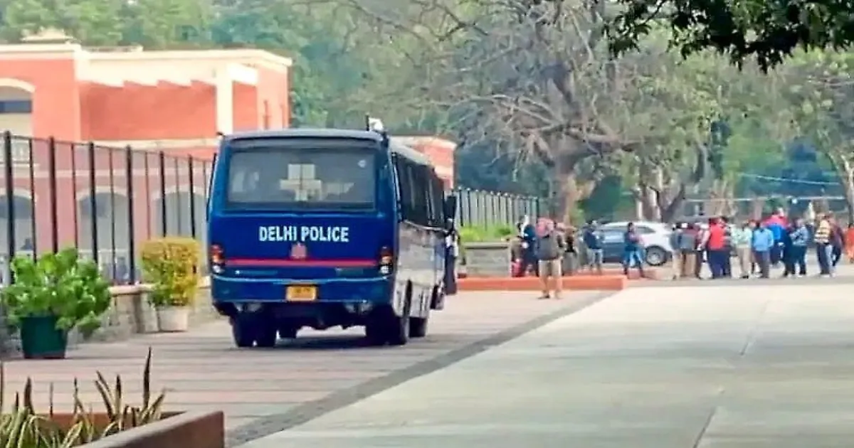 #JUSTIN: Bomb Threats Hit Over 10 Schools in Delhi, Searches Underway