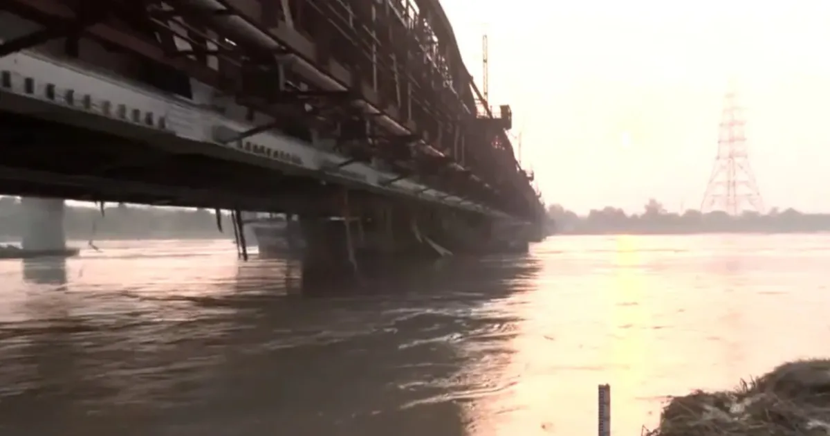 yamuna-river-surges-past-warning-level-in-delhi-flood-a
