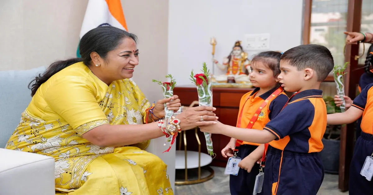 delhi-cm-bonds-with-school-children-at-hear
