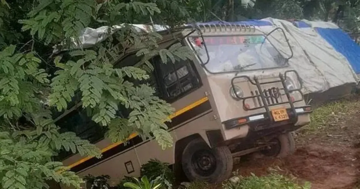 School Van Plunges into Pit in Thiruvananthapuram, 32 Children Injured