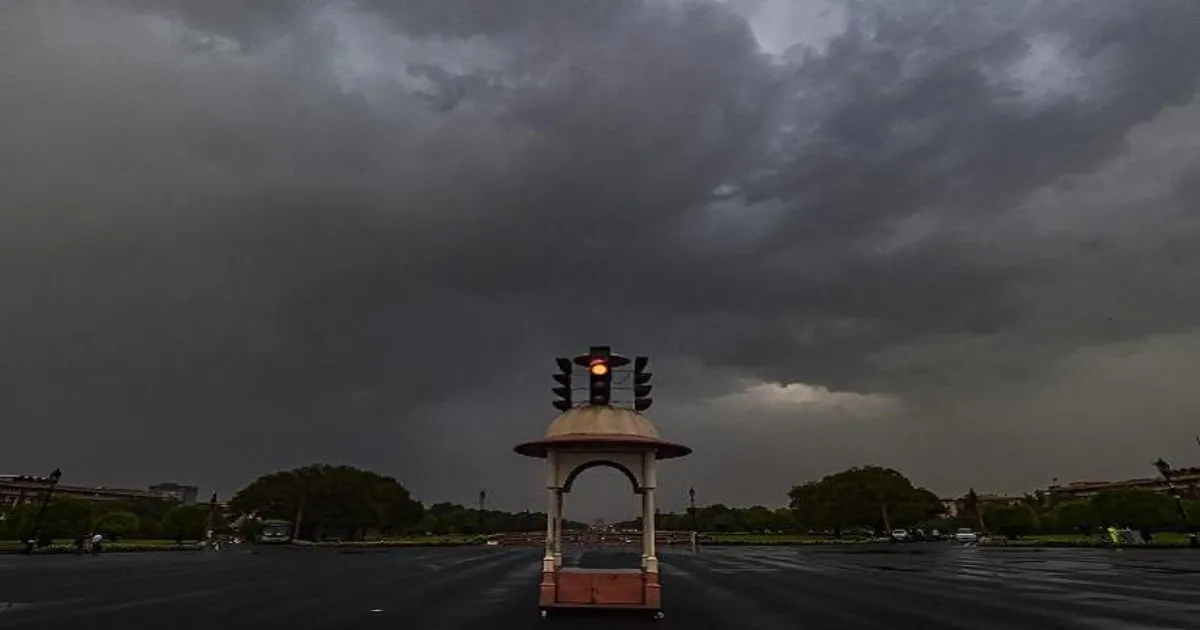 Delhi Afternoon Turns Dark and Gloomy with Sudden Rain and Thunder