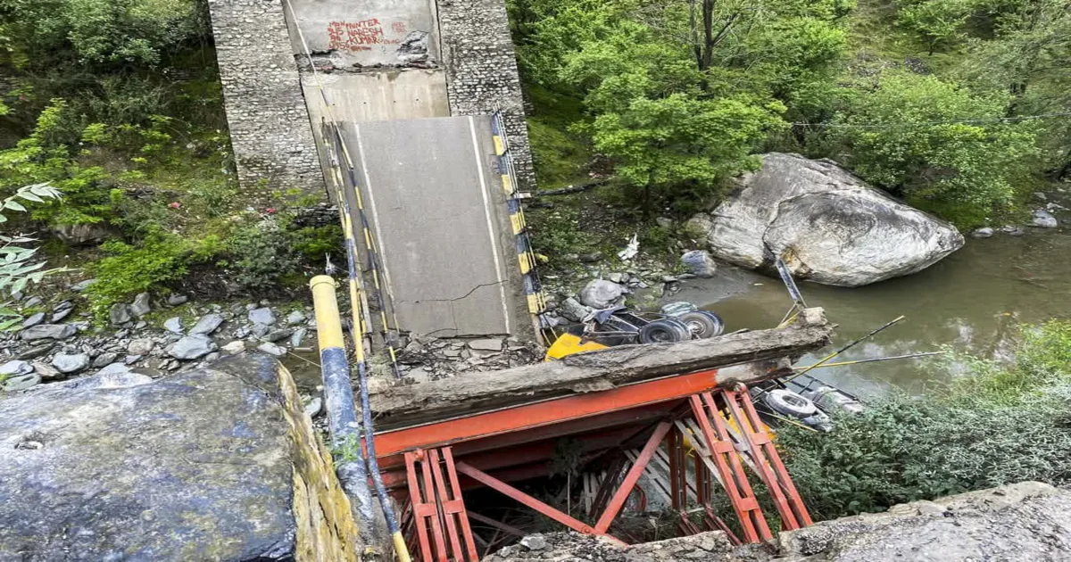 #JUSTIN: Bridge Collapses in Kullu! Truck Plunges into River