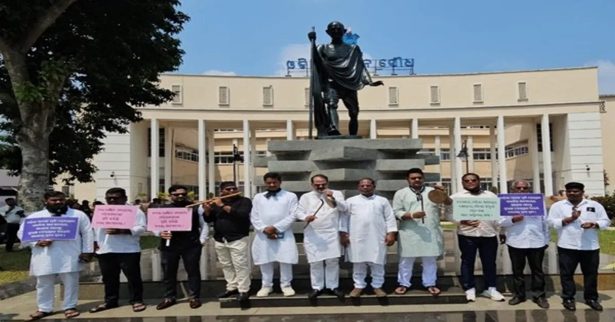 odisha-assembly-erupts-in-chaos-12-congress-mlas-suspen