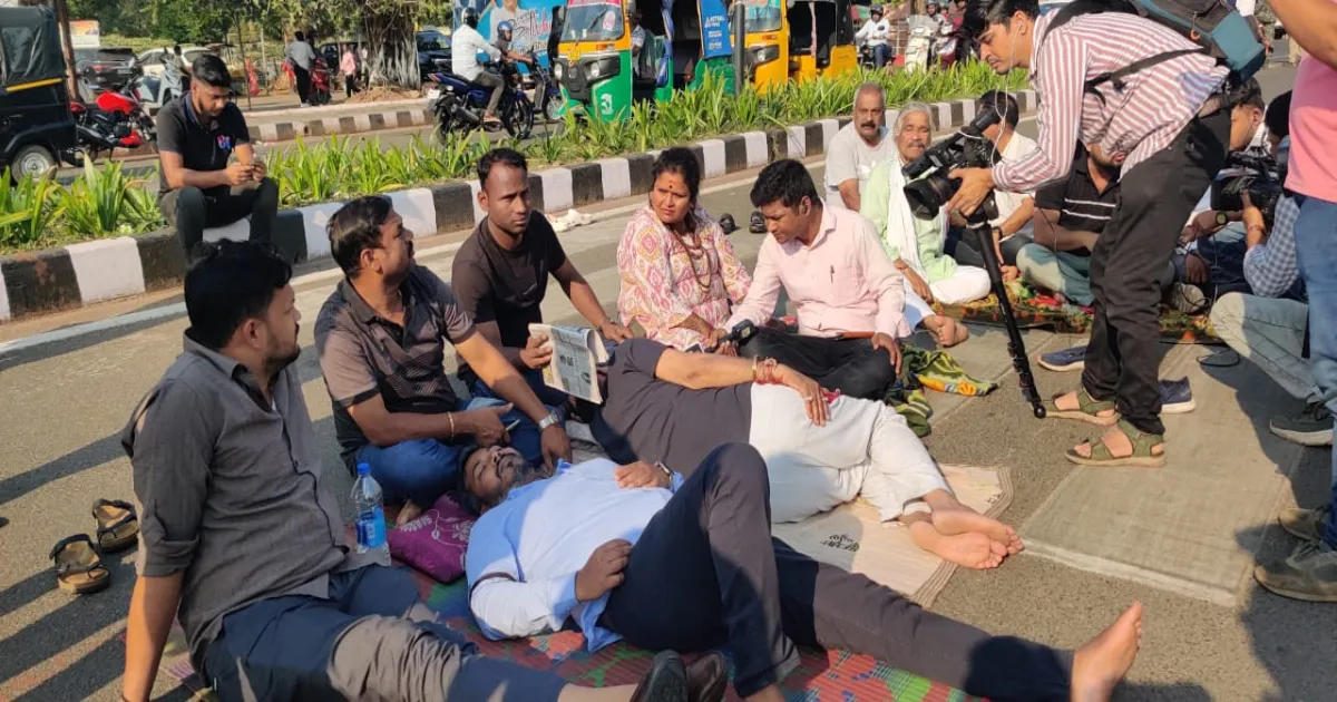 Midnight Crackdown! Suspended Congress MLAs Ousted from Odisha Assembly