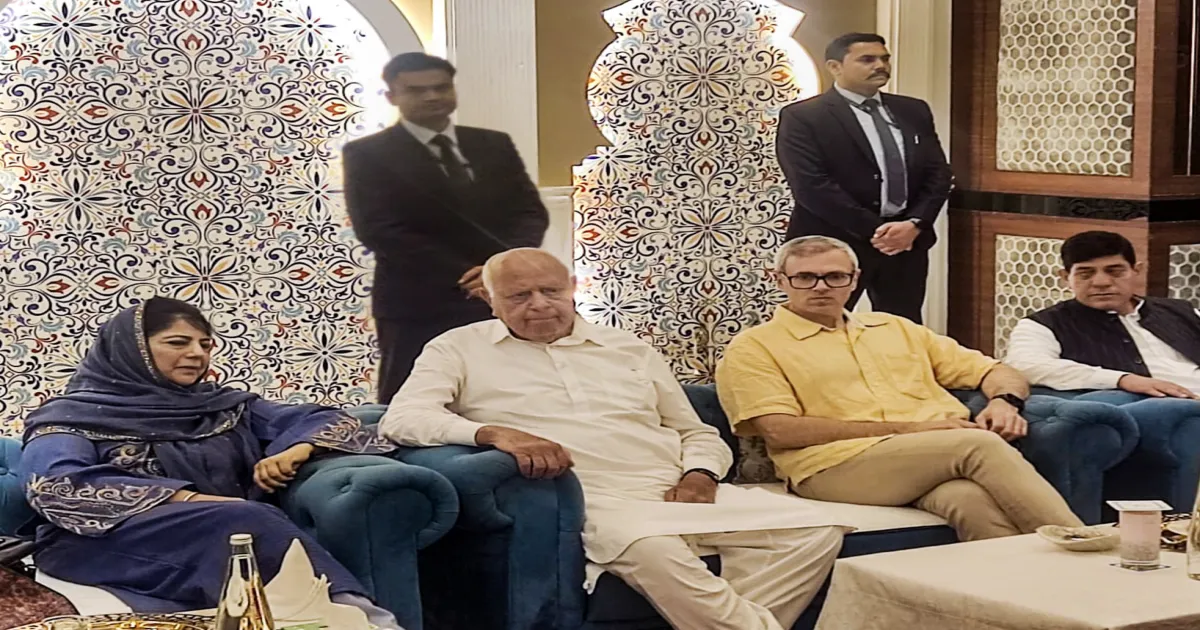 omar-abdullah-joins-mehbooba-muftis-iftaar-gathering