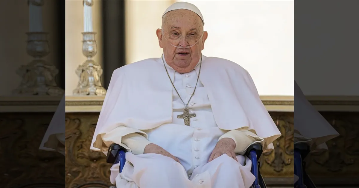 pope-francis-makes-suprise-appearance-at-stpeters-squar