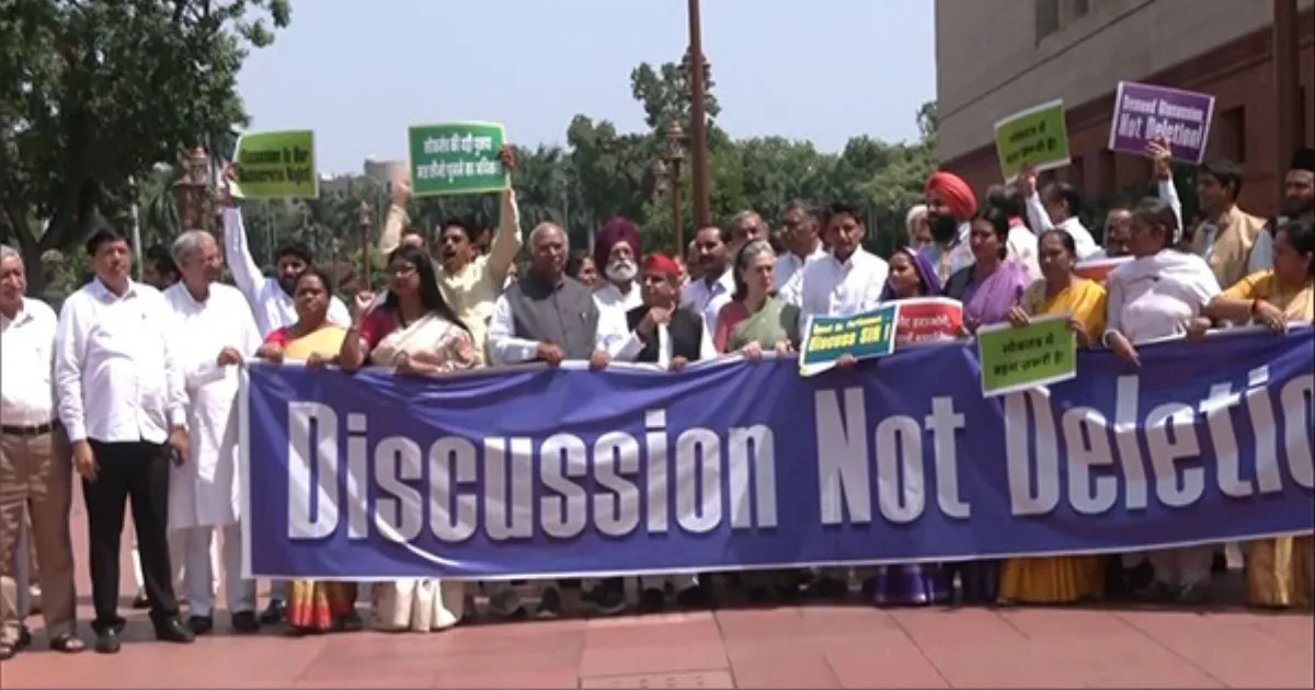 sonia-kharge-lead-fiery-protest-against-bihar-voter-rol