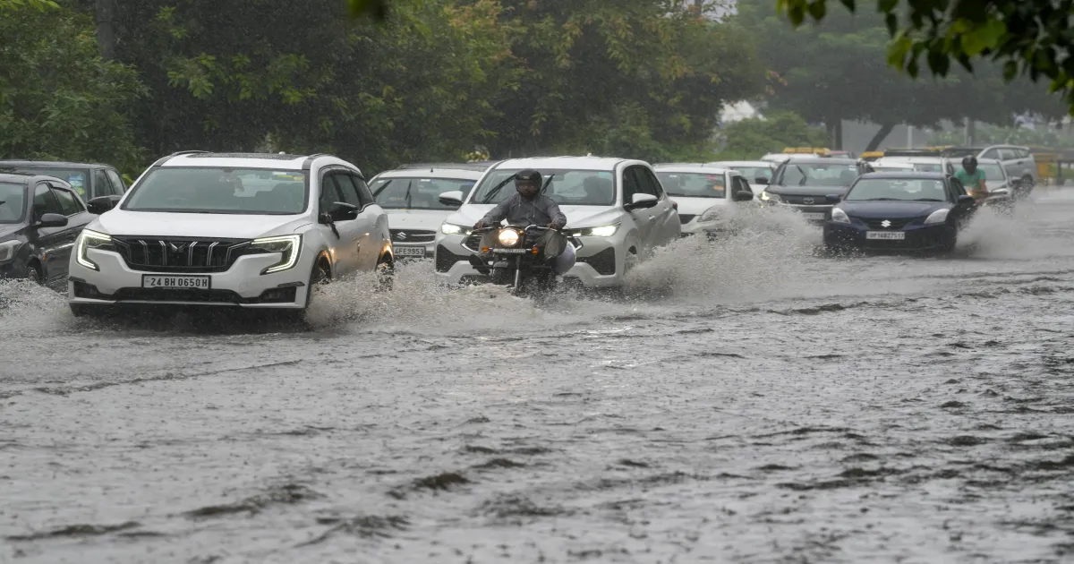 torrential-rain-paralyzes-delhi-roads-turn-into-rivers