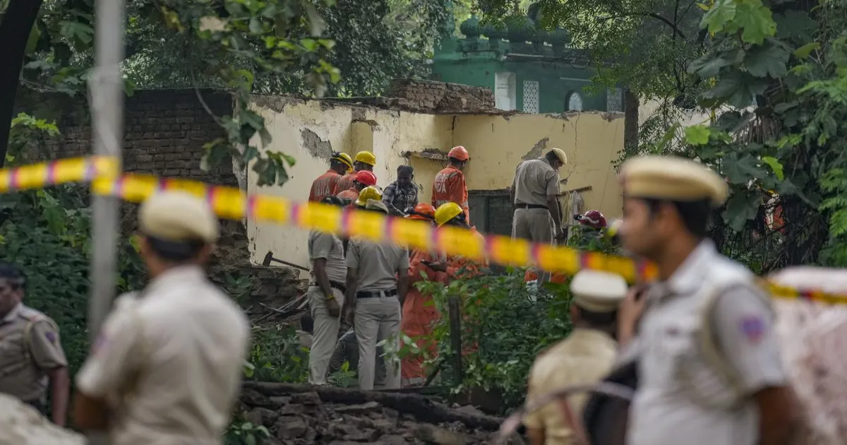 Chaos at Humayun’s Tomb: Delhi Police Probe Dargah Sharif Collapse 