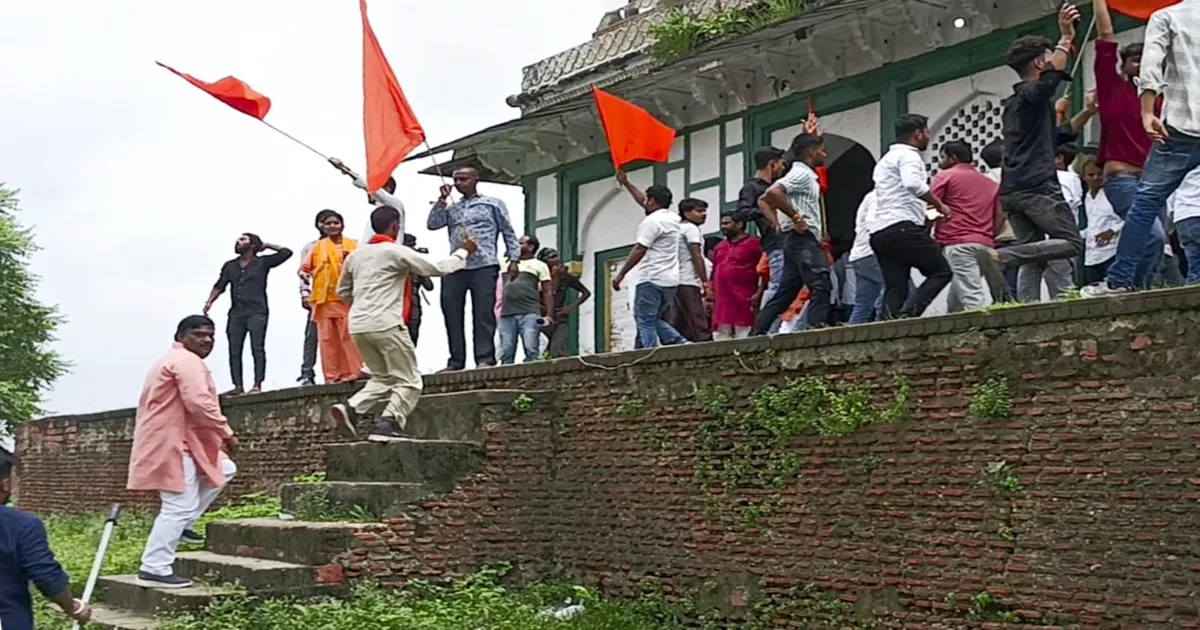 hindu-mob-storms-fatehpur-tomb-150-booked-by-police-uyg