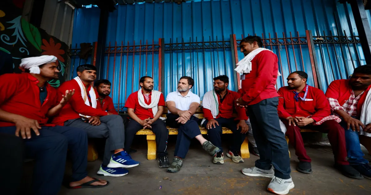 CHAI PE CHARCHA!! Rahul Gandhi Meets Porters at New Delhi Railway Station