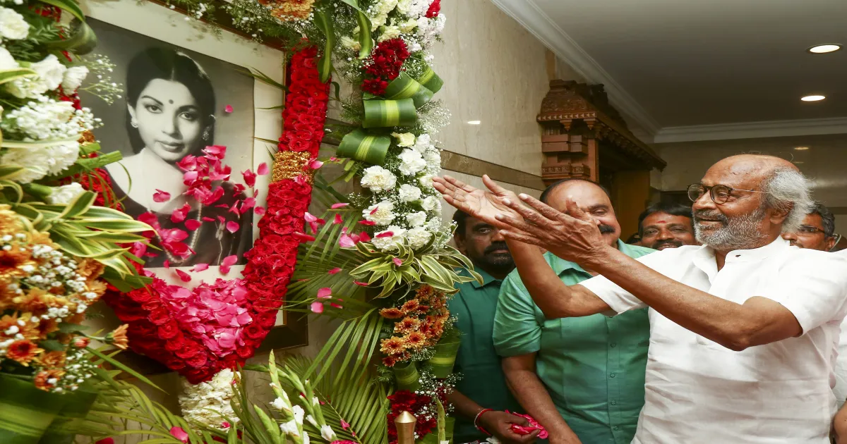 rajinikanths-quiet-tribute-at-jayalalithaas-home-stirs