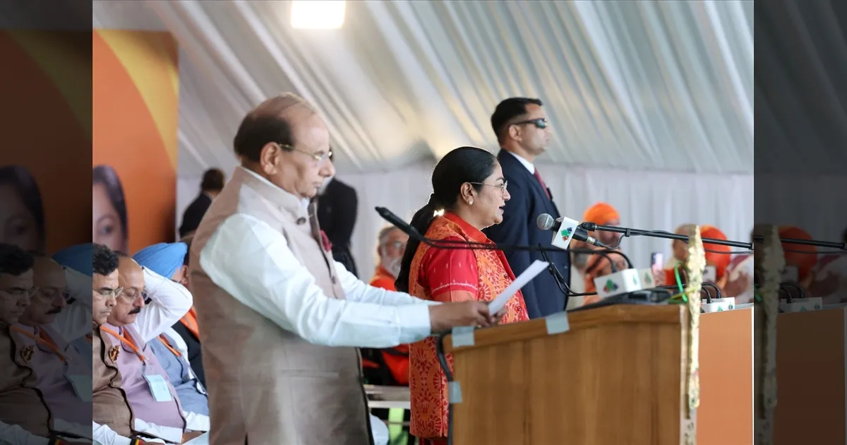 rekha-gupta-sworn-in-as-delhis-chief-minister-bjp-ends