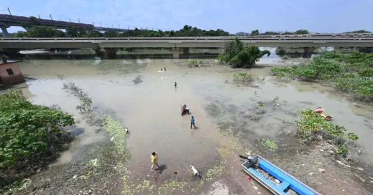 delhis-yamuna-flood-threat-eases-cleanup-begins