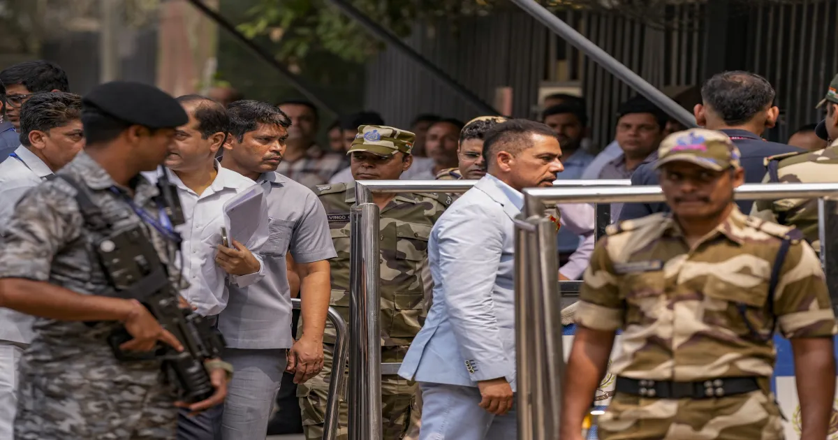 robert-vadra-to-enter-politics-signals-misuse-of-agenci