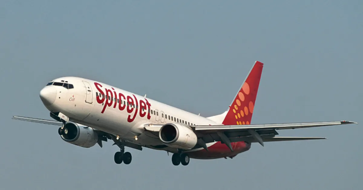 Chaos in the Skies: Passengers Storm Cockpit on SpiceJet Flight!
