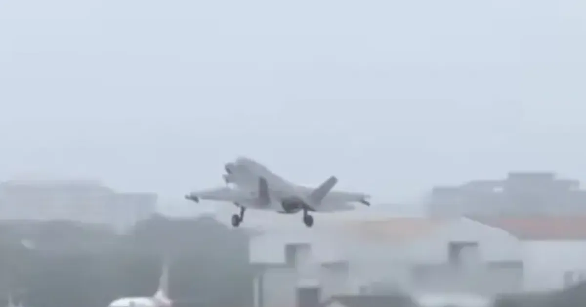 stranded-f-35b-jet-finally-leaves-kerala-airport