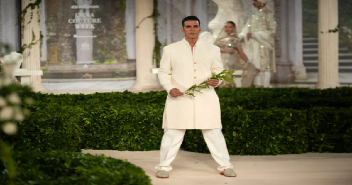 akshay-kumars-royal-ramp-walk-steals-couture-week