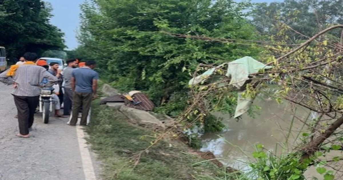 pickup-plunges-into-canal-killing-four-devotees