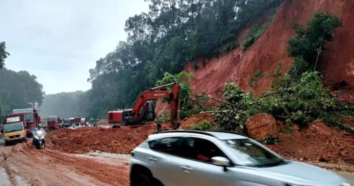 Massive Landslide Halts Traffic on Mangaluru-Bengaluru Route