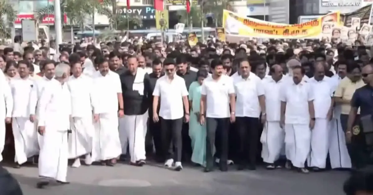 stalins-emotional-tribute-to-karunanidhi-stirs-tamil-na