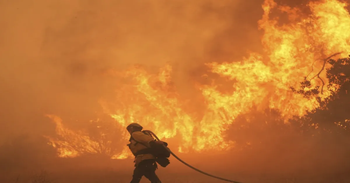 blaze-erupts-near-la-forces-mass-evacuations-quickly