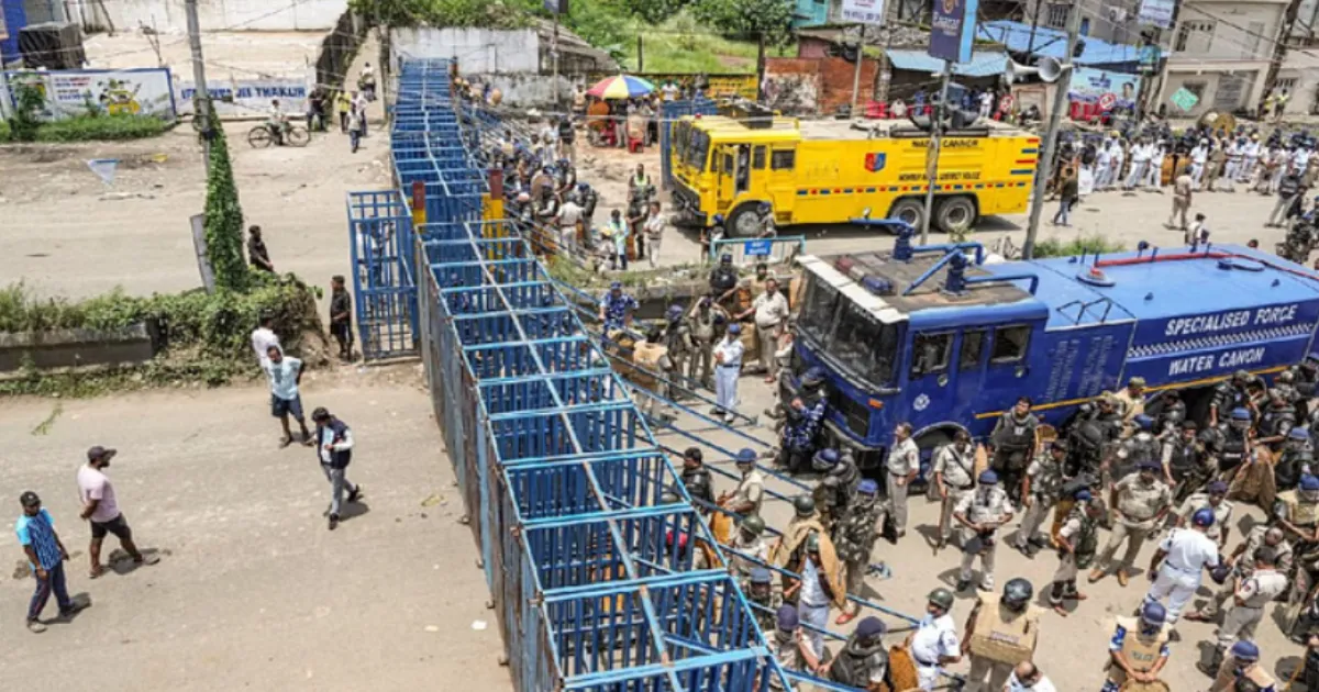 rg-kar-protest-protestors-storm-barricades-demanding-ju