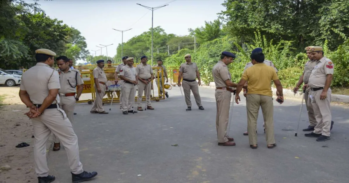 Drunk Engineer Rams Police Barricade, Injures Officer