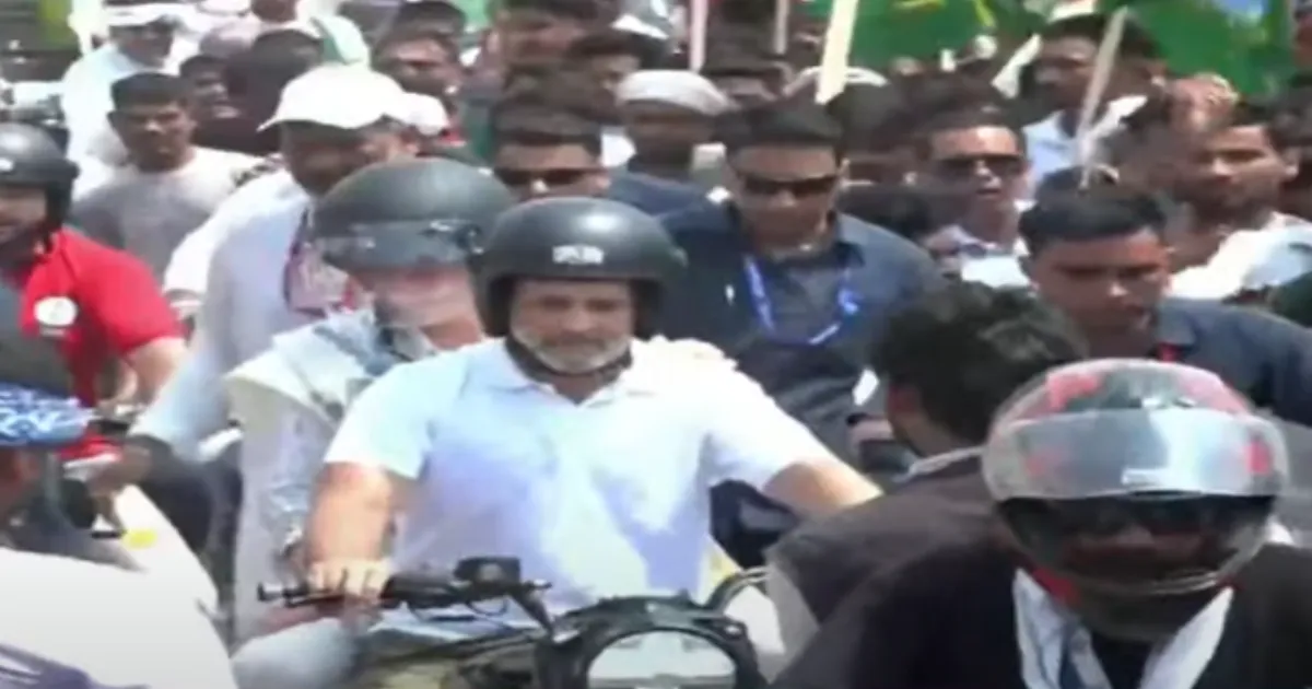 Priyanka Joins Rahul’s Bike Ride in Bihar Campaign
